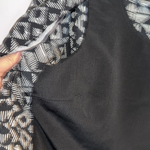 NOTATIONS- BLACK &WHITE ABSTRACT 3/4 SLEEVE 2 IN 1 BLOUSE SIZE MEDIUM - Picture 5 of 7
